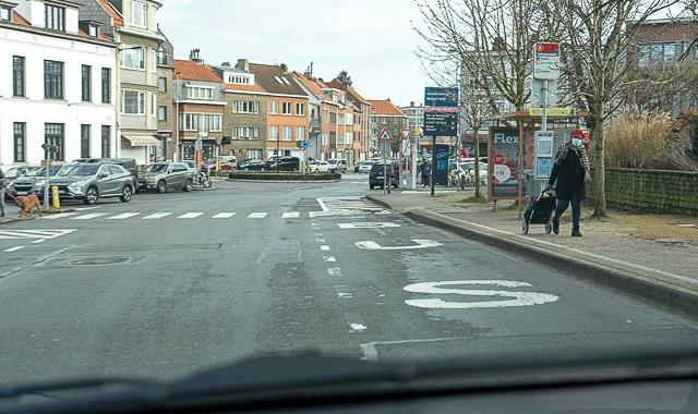 Le stationnement est interdit à moins de 15 mètres de part et d'autre d'un arrêt d'autobus, de trolley bus ou de tram.