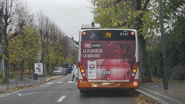 Redoubler de prudence à l’approche d’un passage pour piétons masqué.