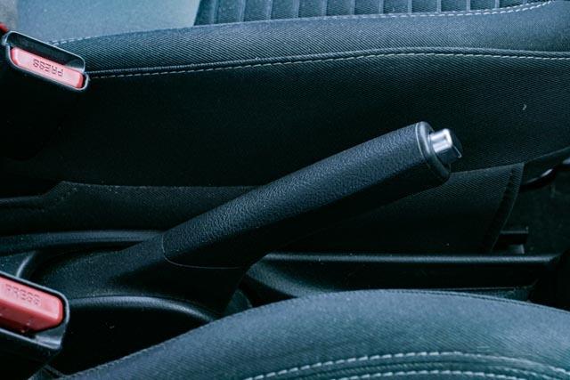 Le conducteur qui gare sa voiture doit prendre les mesures nécessaires pour éviter tous risques d’accident ou d’abus. Il devra serrer le frein de stationnement (frein à mains). Il veillera à éviter le risque de vol et emportera la clé de contact et fermera les portes. Si le véhicule est équipé d’un antivol, celui-ci devra être enclenché. Il emportera les documents du véhicule.