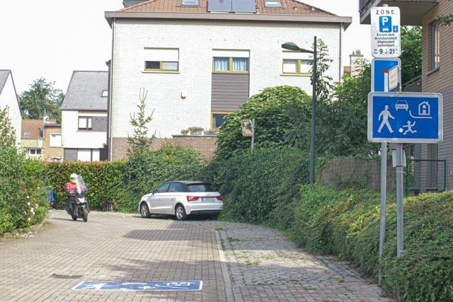 Une zone résidentielle ou de rencontre correspond à une voie publique en agglomération, délimitée par les panneaux de signalisation F12a au début et F12b à la fin, où la réglementation sur la circulation est adaptée pour favoriser la cohabitation des usagers.