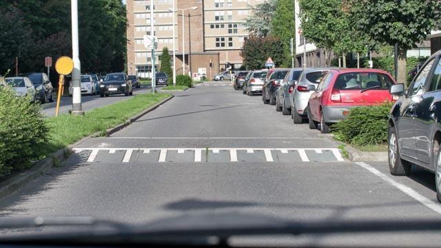 Les conducteurs doivent aborder ces dispositifs avec prudence et à une vitesse modérée, ne dépassant pas 30 km/h, en respectant l'interdiction de dépasser par la gauche et en évitant de s'arrêter ou stationner sauf exceptions locales.