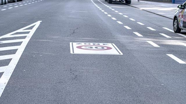 Dans les Zones 30, la vitesse maximale autorisée est de 30 km/h. Ces zones sont signalées par les panneaux routiers spécifiques F4a à l'entrée et F4b à la sortie. Il est important de noter que les ralentisseurs présents dans ces zones ne sont pas signalés par les panneaux A14 et F87.