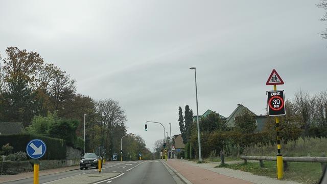 Quand l'accès à une Zone 30 est indiqué par un feu tricolore, la limitation de vitesse de 30 km/h ne s'applique que si la lumière du signal est allumée. Ainsi, les conducteurs doivent seulement prendre en compte cette restriction lorsque le signal lumineux est actif.