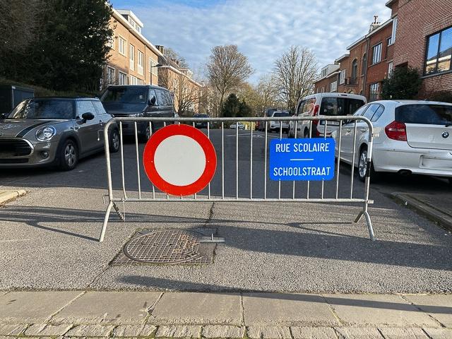Certaines rues sont spécifiquement destinées aux jeux, notamment pour les enfants, et sont fermées à la circulation à certaines heures par une barrière portant une interdiction d'accès dans les deux sens pour tous les conducteurs. Dans ces rues, toute la largeur de la voie est consacrée aux activités ludiques, et les personnes qui y jouent sont assimilées à des piétons.