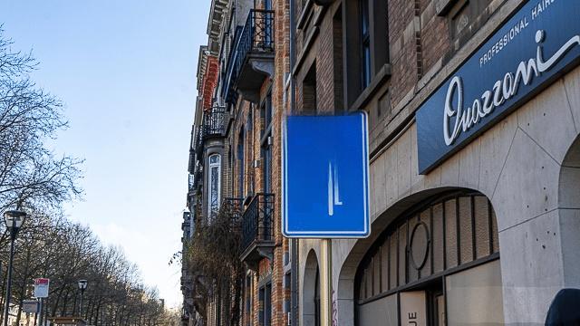 La vitesse est restreinte à 30 km/h dans ces rues, et les personnes conduisant des cycles ou des speed pedelecs sont considérées au même titre que les cyclistes.