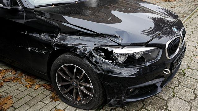 La plupart des accidents de la route ont pour causes la mauvaise connaissance des règles du code de la route, la mauvaise maîtrise du véhicule, l’inattention (due à l’utilisation du téléphone, du GPS ou la radio) et au comportement incivique de certains conducteurs. Adopter une conduite défensive permet de réduire sérieusement les risques d’accident.