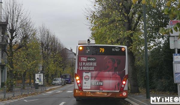 Dans les agglomérations, tout conducteur qui suit la même direction qu'un autobus ou un trolleybus doit leur céder la priorité dès que le conducteur a indiqué son intention de quitter son point d'arrêt en faisant fonctionner son clignotant. Il faut donc ralentir et au besoin s'arrêter. Hors agglomération, les autobus et trolleybus n'ont pas la priorité en quittant leurs points d'arrêt.