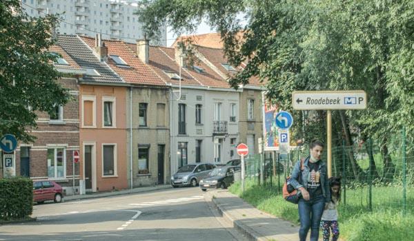 Le conducteur doit redoubler de prudence et ne peut pas mettre en danger les piétons qui se trouvent sur un trottoir, une partie de la voie publique réservée à la circulation des piétons par le signal D9 ou D10, un accotement ou un refuge.
