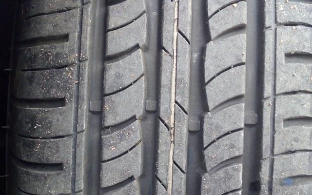 Le témoin d’usure (tread Wear Indication TWI) est un petit pavé de caoutchouc situé sur la bande de roulement. Son épaisseur limite est fixée à 1,6 mm pour les pneus été et 4 mm pour les pneus hiver. Quand la bande de roulement atteint cette épaisseur, le pneu doit être remplacé.