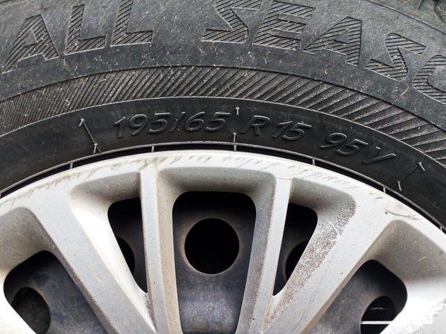 Les pneus varient selon le véhicule et comportent des inscriptions: 195 correspond à la largeur du pneu, 65 est le rapport de la hauteur sur la largeur, R ou D indique la structure, 15 est la taille de la jante, 95 est le code de charge, V est le code de vitesse, DOT indique la date de production composée de 4 chiffres (ex : 1520 signifie fabrication la 15ème semaine de l'année 2020).