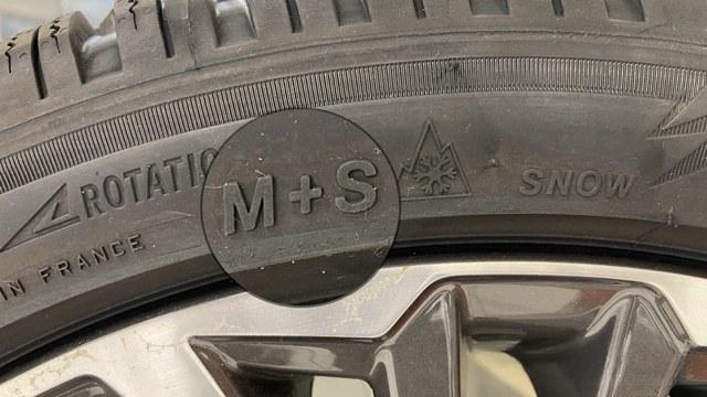 Quand la température descend en dessous de 7°C, les pneus durcissent et deviennent moins performants. Le pneu neige est conçu pour de bonnes performances en situations hivernales extrêmes. Les pneus hiver sont marqués du sigle M+S (Mud and Snow).