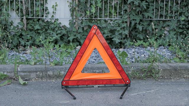 En cas de panne ou d'accident, vous devez mettre vos accessoires au niveau minimum.
- Sur autoroute: Placer le triangle de danger à 100 mètres en deçà du véhicule.
- Ailleurs: Placer à 30 mètres.
- En agglomération: Peut être placé à moins de 30 mètres ou sur le véhicule.