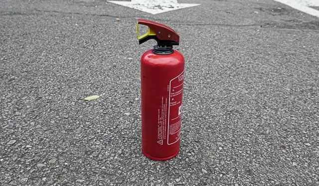 Placer dans l'habitacle du véhicule, doit être visible et à portée de main du conducteur. Il y a une date de validation.