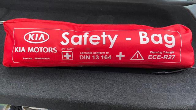 Contient pansements adhésifs, triangles de tissu, gants jetables, masques chirurgicaux, comprimés stériles, bandes extensibles, ciseaux à bout rond, gants à usage unique. Tout est emballé de manière sûre et facile d'accès.