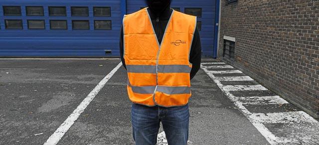 Placer dans l'habitacle du véhicule. Obligatoire pour le conducteur d'un véhicule en panne sur autoroute et route pour automobiles. Conseillé de le porter en agglomération.