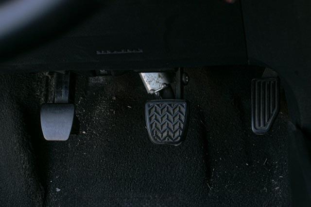 De gauche à droite: L’embrayage permet de passer la vitesse et ne pas caler. Le frein pour ralentir ou arrêter le véhicule. L’accélérateur pour rouler plus vite. Pour passer la vitesse il faut débrayer. Débrayer c’est appuyer sur la pédale d’embrayage, ainsi on coupe la transmission de l’énergie du moteur vers les roues. Embrayer c’est relever la pédale d’embrayage et transférer l’énergie du moteur vers les roues.