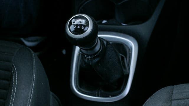 Permet de contrôler la vitesse à laquelle tourne le moteur. C'est ce qu'on appelle le régime de la voiture, mesuré en tours par minute. Un régime trop haut entraîne une consommation élevée. Un régime trop bas entraîne un manque de puissance et une consommation élevée. Il faut s’assurer que le régime moteur ne soit ni trop haut ni trop bas, en adaptant les vitesses à la situation. Le régime moteur d’un véhicule diesel est de 2000 tours/minutes. Le régime moteur d’un véhicule essence est de 2500 tours/minutes.